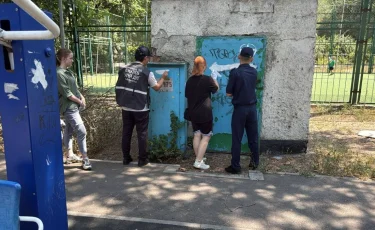 В Алматы прошла масштабная акция по закрашиванию наркорекламы