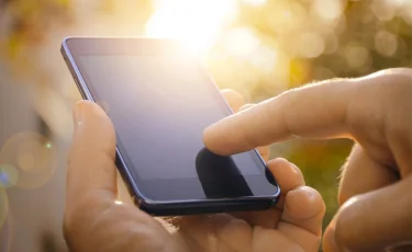 Смартфон перегрелся на солнце: что ни в коем случае нельзя делать