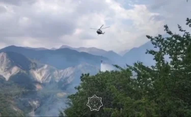 Тұрғындар эвакуацияланып, тікұшақ тартылды: Ақсай шатқалында қураған шөп өртенді