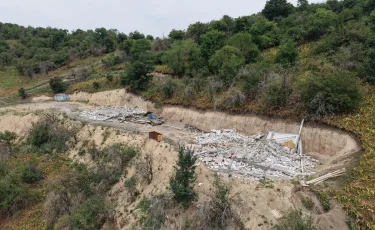 Сразу два незаконных объекта снесли в предгорьях Алматы