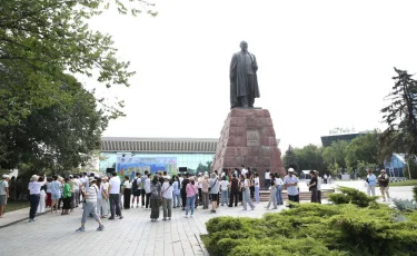 Таза Қазақстан: Алматыда Абайдың 180 жылдығына арналған іс-шаралар легі кең көлемді экоакциямен басталды