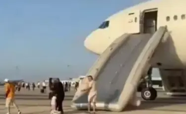 Әуежайда ұшақтан түтін шықты