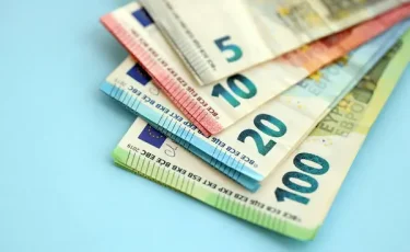 Курс евро и доллара в обменниках Астаны и Алматы 26 июля 2025