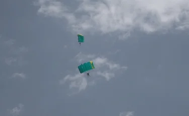 Байсерке аспаны: 10 мыңнан аса адам ұшқыштардың шеберлігін тамашалады