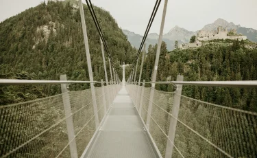 Қытайдың аспалы көпірі үзіліп, 5 адам қайтыс болды