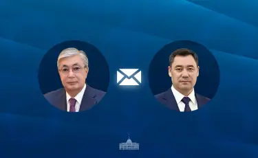 Глава государства поздравил Садыра Жапарова с Днем независимости Кыргызстана