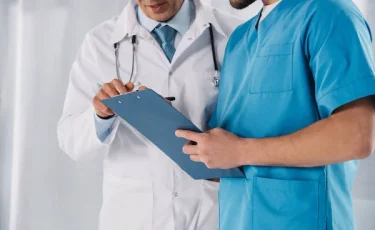 Агрессивный пациент избил уролога в Костанае: врач потерял сознание