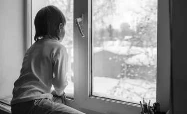 Өскеменде 4 жасар бала терезеден құлап кетті