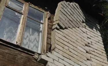 Аварийное жильё: в Костанае обрушилась стена двухэтажного жилого дома