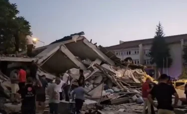 Мощное землетрясение в Турции: разрушены дома, есть пострадавшие (видео)