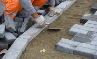 Как правильно стелить брусчатку во дворе и саду