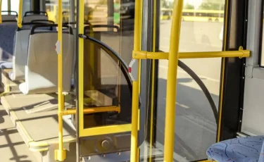 В Атырауской области автобус врезался в забор жилого дома