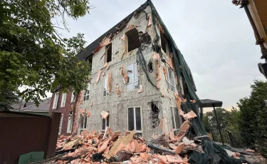 Алматыда ірі құрылыс нысаны бұзылып жатыр