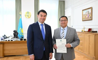 Алматы әкімі абайтанушы Базарбек Атығайға Қазақстан Президенттің құттықтау хатын табыстады