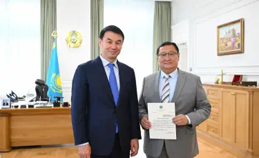 Аким Алматы вручил поздравительное письмо Президента Казахстана абаеведу Базарбеку Атыгаю