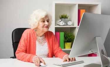 Работа для пенсионеров: где найти подработку после выхода на пенсию