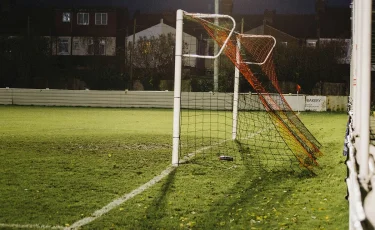 Павлодар облысында 6 жасар баланың үстіне футбол қақпасы құлап кетті