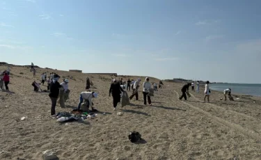 “Таза Қазақстан“: Маңғыстау спортшылары теңіз жағалауын қоқыстан тазалады