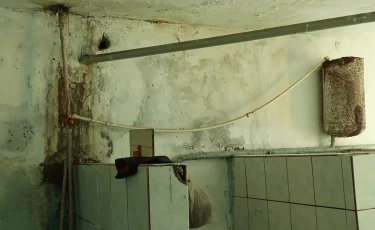 Жить в нём опасно: в Актобе жильцы аварийного общежития бьют тревогу