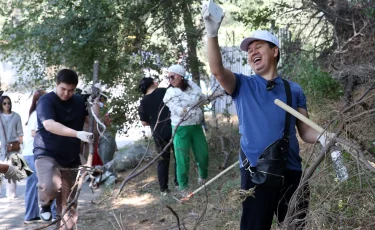 В Алматы прошли субботники ко Дню строителей