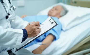 Чек-лист здоровья: какие анализы обязательно сдавать после 60 лет