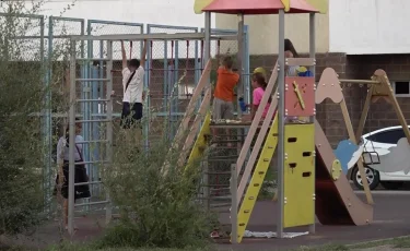 Ненадежная конструкция: в Астане на ребенка упали футбольные ворота