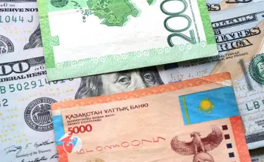 На бреющем полете: что происходит с долларом в Казахстане