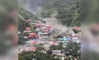 Мощный селевой поток накрыл деревню в Индии