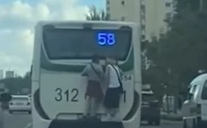 Опасная забава: в Астане подростки проехались на бампере автобуса