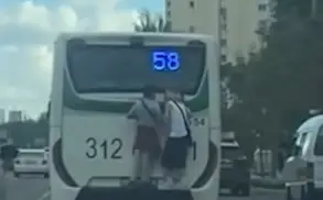 Опасная забава: в Астане подростки проехались на бампере автобуса