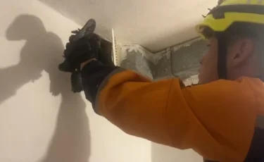 Необычный вызов: спасатели МЧС освободили птенца голубя из вентиляционной шахты (видео)