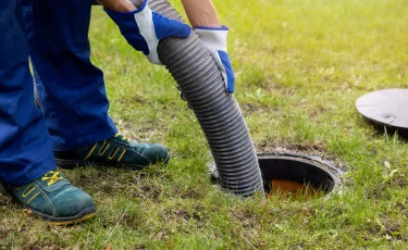 Бросайте 1 таблетку в месяц - выгребная яма очищается даже зимой