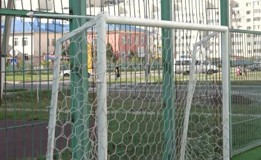 Шығынды өтесін: Астанада үстіне қақпа құлаған қыздың анасы кінәлілердің жауапқа тарылуын талап етіп отыр