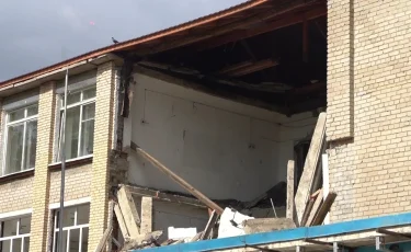 Қабырғасы құлаған мектеп: Қостанай облысында мердігер жөндеу жұмысынан бас тартты