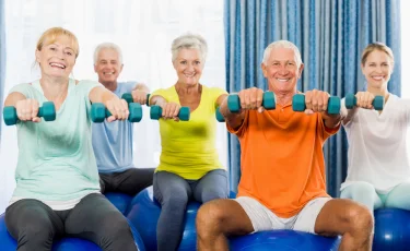 Легкий спорт для пенсионеров: как оставаться в форме без вреда для здоровья