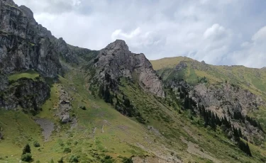 Камень упал на подростка в горах Алматы: без спасателей не обошлось