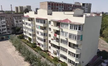 Алматыда әлеуметтік осал топтағы азаматтар тұратын үйдің қасбеті қайта жаңарды