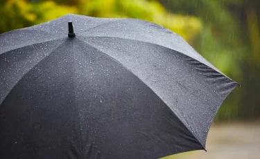 Вместо парашюта: в ВКО шестилетний ребенок решил "полетать" с зонтом, выпрыгнув из окна