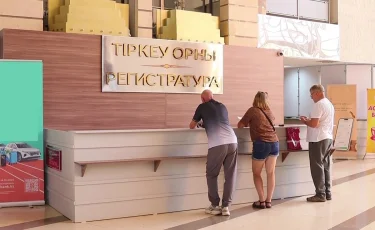 Напала на медика: посетительница больницы набросилась на сотрудника регистратуры