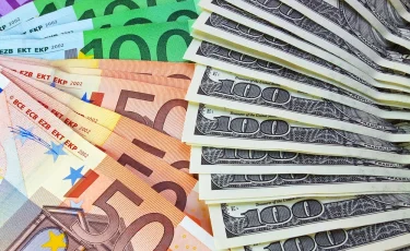 Курс евро и доллара в обменниках Астаны и Алматы 15 августа 2025