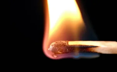 Бытовая ссора: мужчина облил сожительницу бензином и поджег