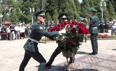 Алматылықтар Қонаев бюстіне гүл шоғын қойды