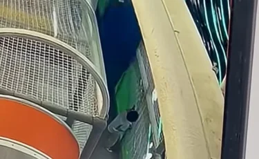 На ребенка упала тяжелая конструкция в игровом центре Актау