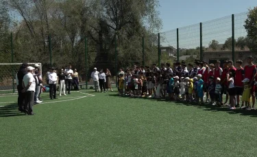 День Конституции: для ребят из детского дома организовали спортивное мероприятие с призами и подарками