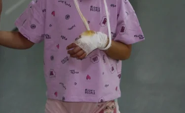 Ақтөбеде ойын-сауық орталығында 5 жастағы қыз қолынан айырыла жаздады