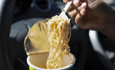 Нелепая смерть: подросток съел лапшу быстрого приготовления и умер