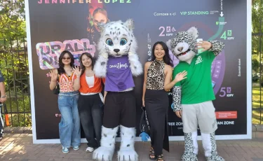 Алматы Дженнифер Лопесті қарсы алады: маскоттар мен көше өнерпаздары мерекелік көңіл күй сыйлады