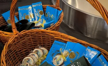 Алматы туристерді Конституция күніне арналған естелік сыйлықтармен қарсы алды