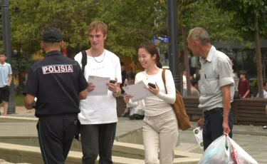 Полиция қоғамдық орында бетті тұмшалап жүруге тыйым салынатынын ескертеді