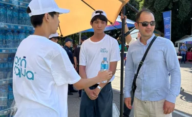 На концерте JLO в Алматы бесплатно раздают питьевую воду